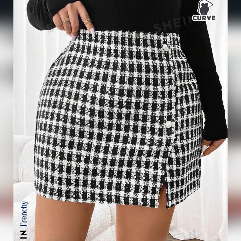SHEIN Frenchy Plus Size Black And White Plaid Front Slit Short Fashionable